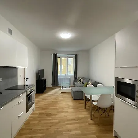 Modern And Comfortable For Up To 5 Guests Located In The Popular 6, 10 Minuts To Center דירה