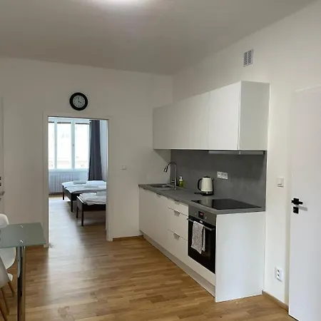 Modern And Comfortable For Up To 5 Guests Located In The Popular 6, 10 Minuts To Center * פראג