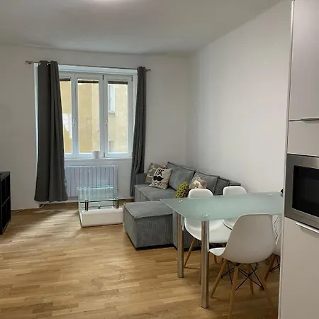 شقة Modern And Comfortable For Up To 5 Guests Located In The Popular 6, 10 Minuts To Center *