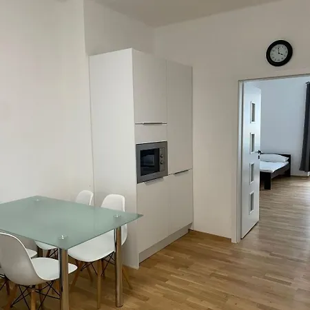 شقة Modern And Comfortable For Up To 5 Guests Located In The Popular 6, 10 Minuts To Center براغ