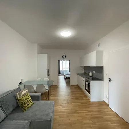 Modern And Comfortable For Up To 5 Guests Located In The Popular 6, 10 Minuts To Center *