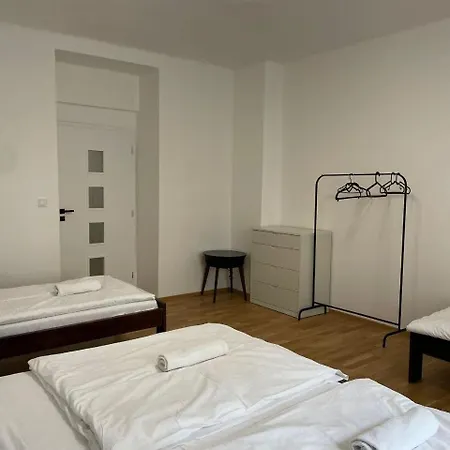 Modern And Comfortable For Up To 5 Guests Located In The Popular 6, 10 Minuts To Center شقة براغ