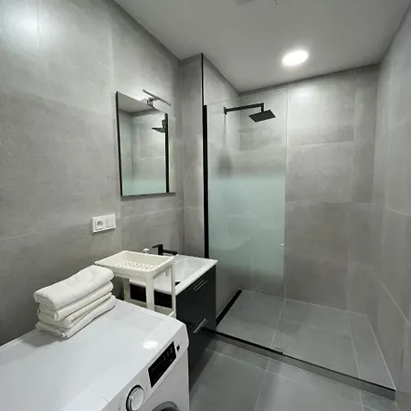 Modern And Comfortable For Up To 5 Guests Located In The Popular 6, 10 Minuts To Center شقة