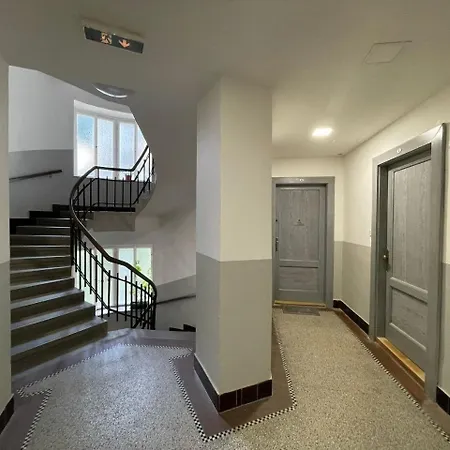 شقة Modern And Comfortable For Up To 5 Guests Located In The Popular 6, 10 Minuts To Center *