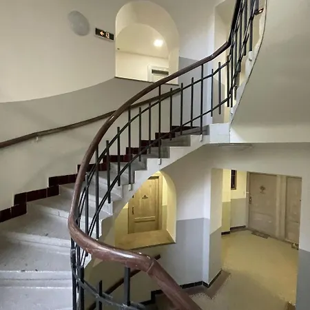 Modern And Comfortable For Up To 5 Guests Located In The Popular 6, 10 Minuts To Center דירה פראג
