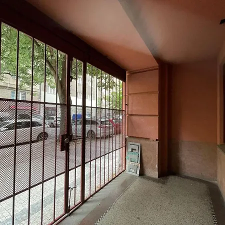 Modern And Comfortable For Up To 5 Guests Located In The Popular 6, 10 Minuts To Center דירה